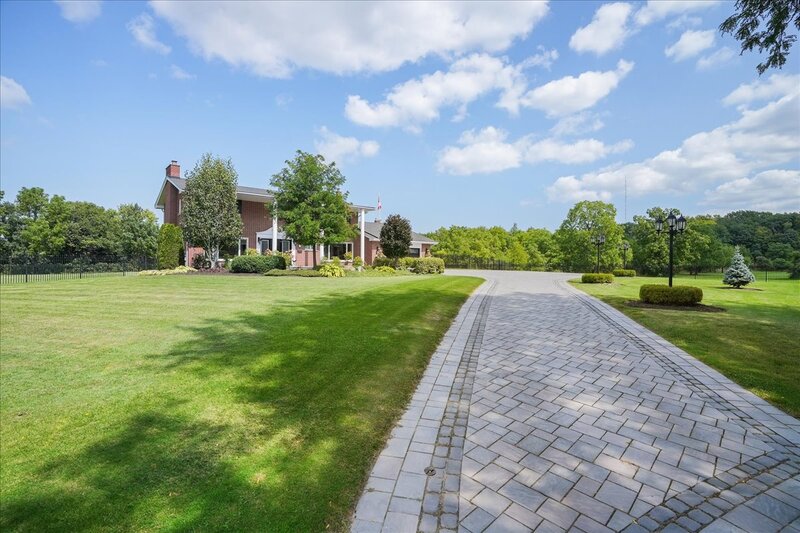 BEAUTIFUL RENOVATED HOME WITH A STUNNING BACKYARD!