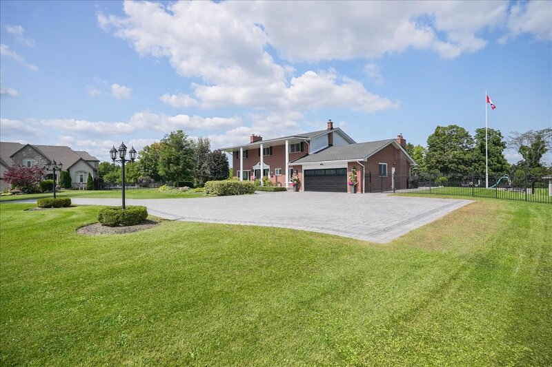 BEAUTIFUL RENOVATED HOME WITH A STUNNING BACKYARD!