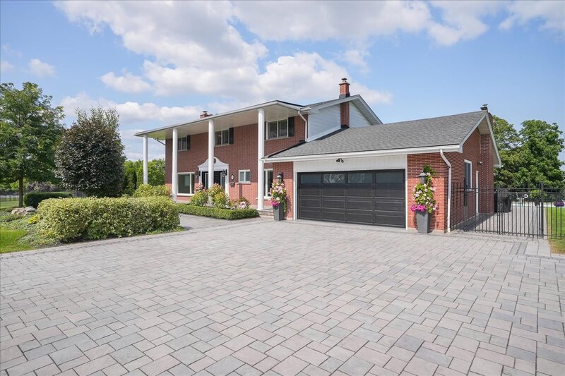 BEAUTIFUL RENOVATED HOME WITH A STUNNING BACKYARD!