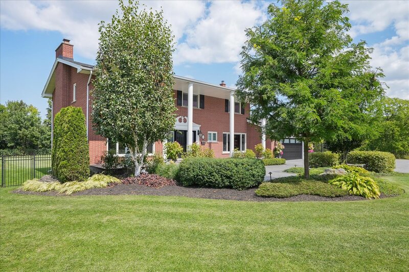 BEAUTIFUL RENOVATED HOME WITH A STUNNING BACKYARD!