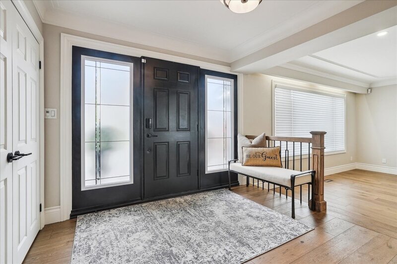 BEAUTIFUL RENOVATED HOME WITH A STUNNING BACKYARD!