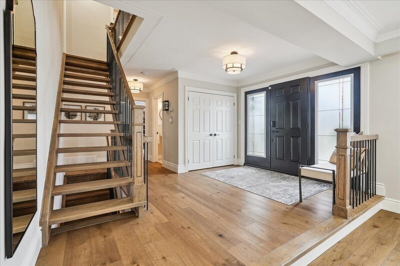 BEAUTIFUL RENOVATED HOME WITH A STUNNING BACKYARD!