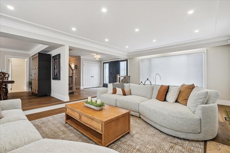 BEAUTIFUL RENOVATED HOME WITH A STUNNING BACKYARD!