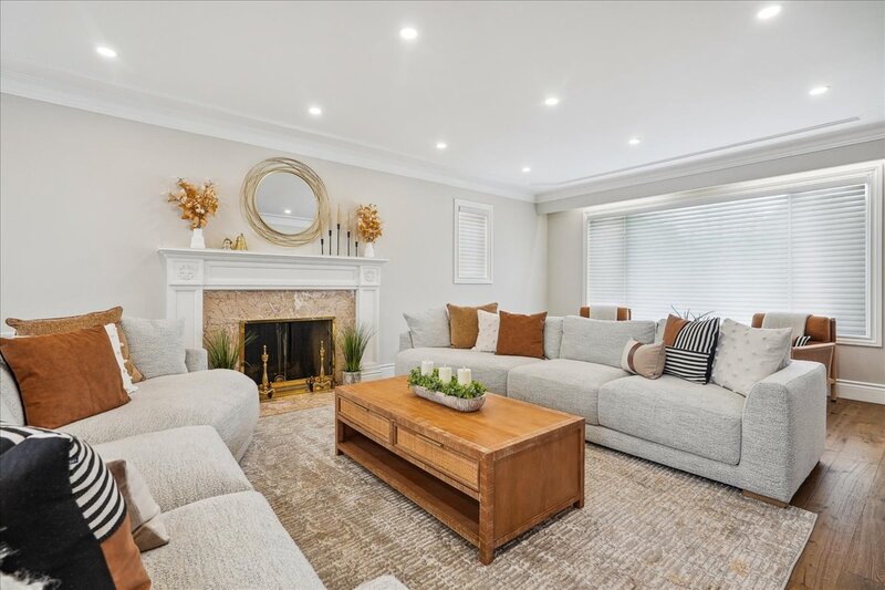 BEAUTIFUL RENOVATED HOME WITH A STUNNING BACKYARD!