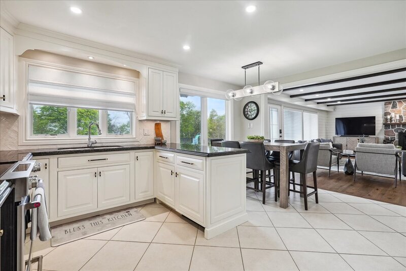 BEAUTIFUL RENOVATED HOME WITH A STUNNING BACKYARD!