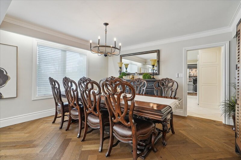 BEAUTIFUL RENOVATED HOME WITH A STUNNING BACKYARD!