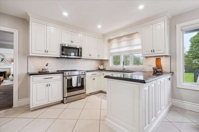 BEAUTIFUL RENOVATED HOME WITH A STUNNING BACKYARD!