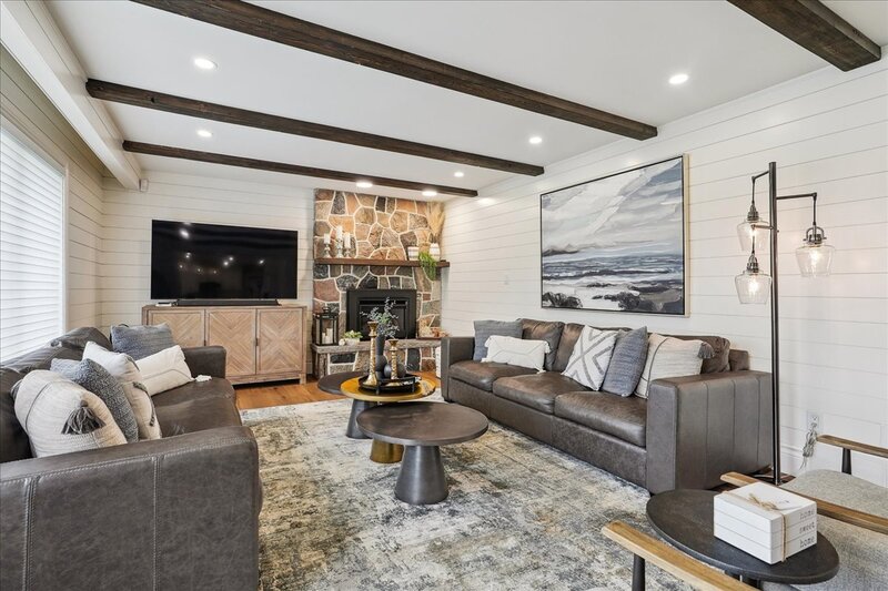 BEAUTIFUL RENOVATED HOME WITH A STUNNING BACKYARD!