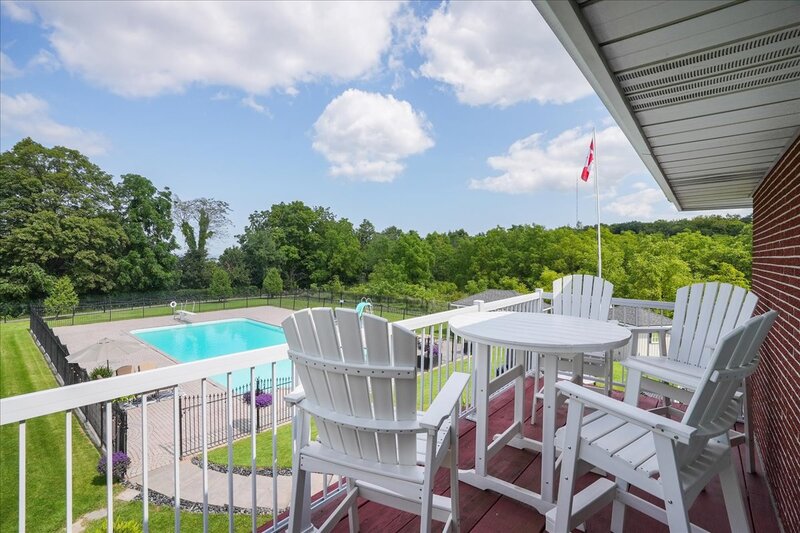 BEAUTIFUL RENOVATED HOME WITH A STUNNING BACKYARD!