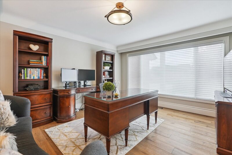 BEAUTIFUL RENOVATED HOME WITH A STUNNING BACKYARD!