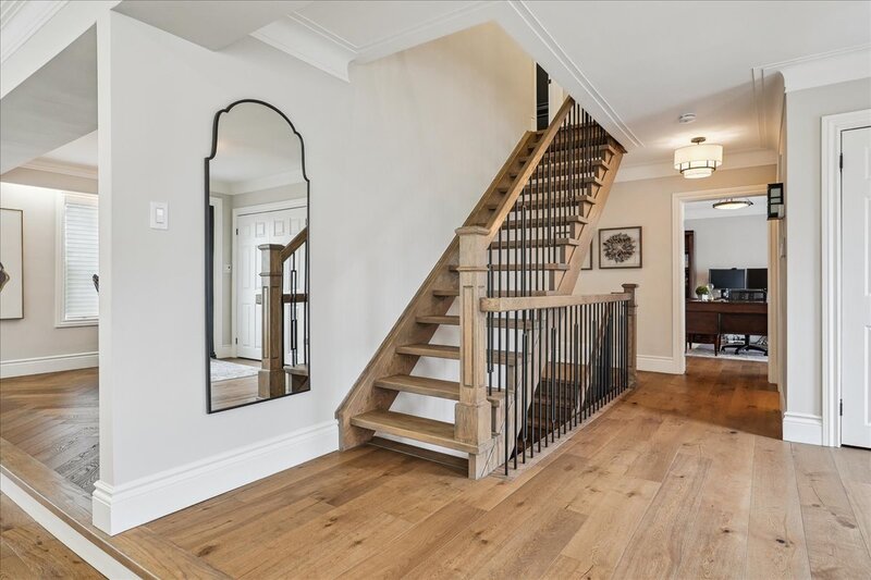 BEAUTIFUL RENOVATED HOME WITH A STUNNING BACKYARD!