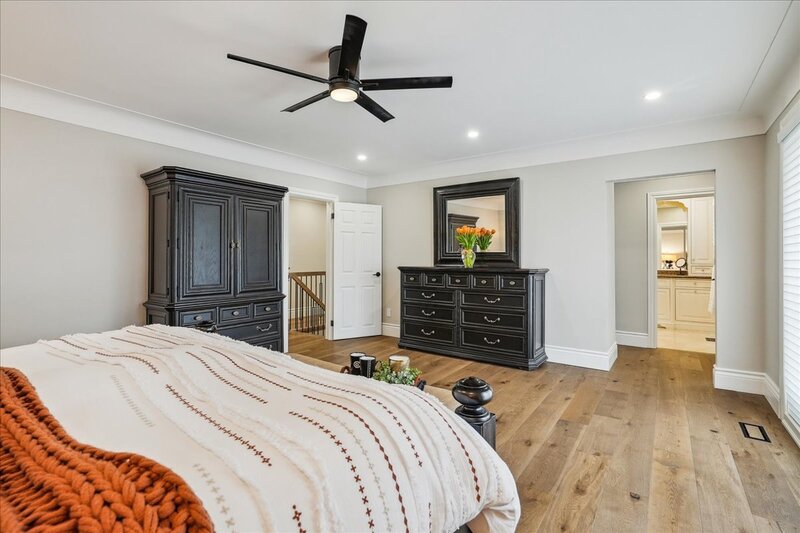 BEAUTIFUL RENOVATED HOME WITH A STUNNING BACKYARD!