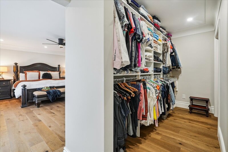 BEAUTIFUL RENOVATED HOME WITH A STUNNING BACKYARD!