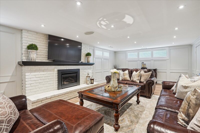 BEAUTIFUL RENOVATED HOME WITH A STUNNING BACKYARD!