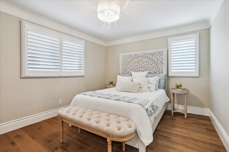 BEAUTIFUL RENOVATED HOME WITH A STUNNING BACKYARD!