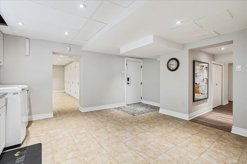 BEAUTIFUL RENOVATED HOME WITH A STUNNING BACKYARD!