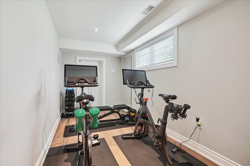 BEAUTIFUL RENOVATED HOME WITH A STUNNING BACKYARD!