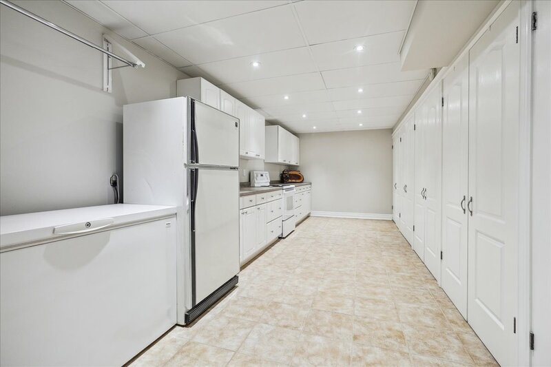 BEAUTIFUL RENOVATED HOME WITH A STUNNING BACKYARD!