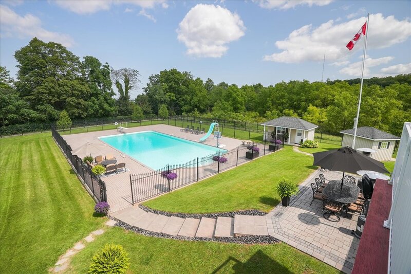 BEAUTIFUL RENOVATED HOME WITH A STUNNING BACKYARD!