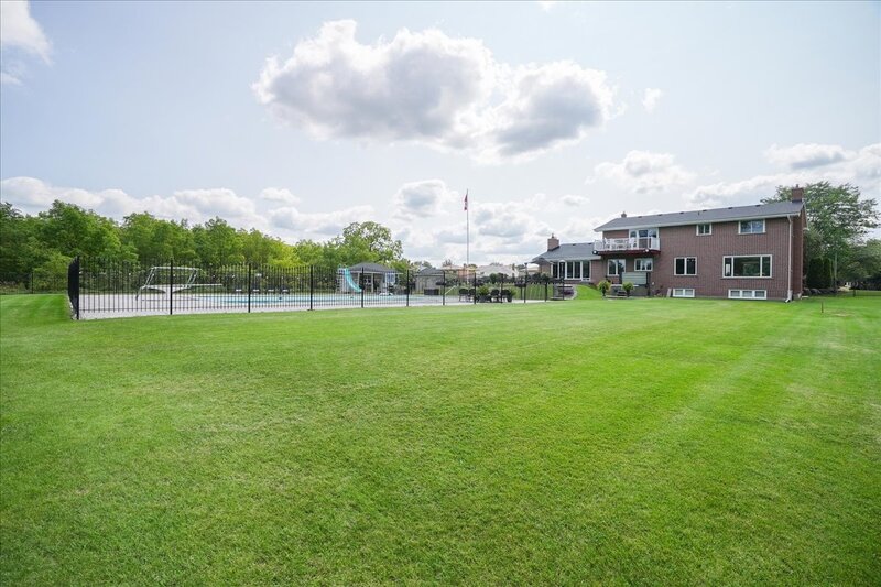 BEAUTIFUL RENOVATED HOME WITH A STUNNING BACKYARD!