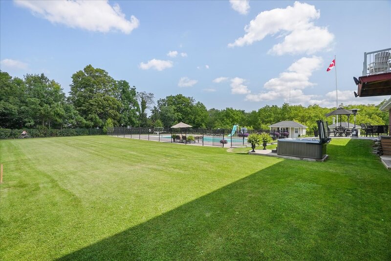 BEAUTIFUL RENOVATED HOME WITH A STUNNING BACKYARD!