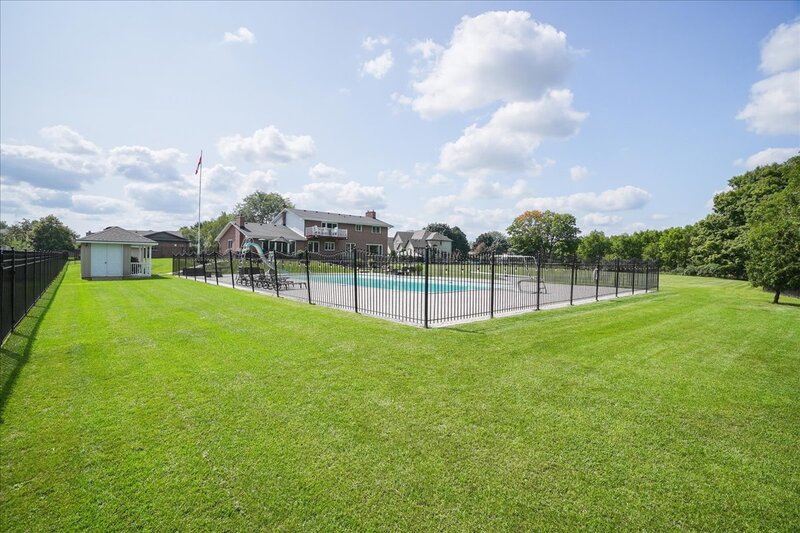 BEAUTIFUL RENOVATED HOME WITH A STUNNING BACKYARD!