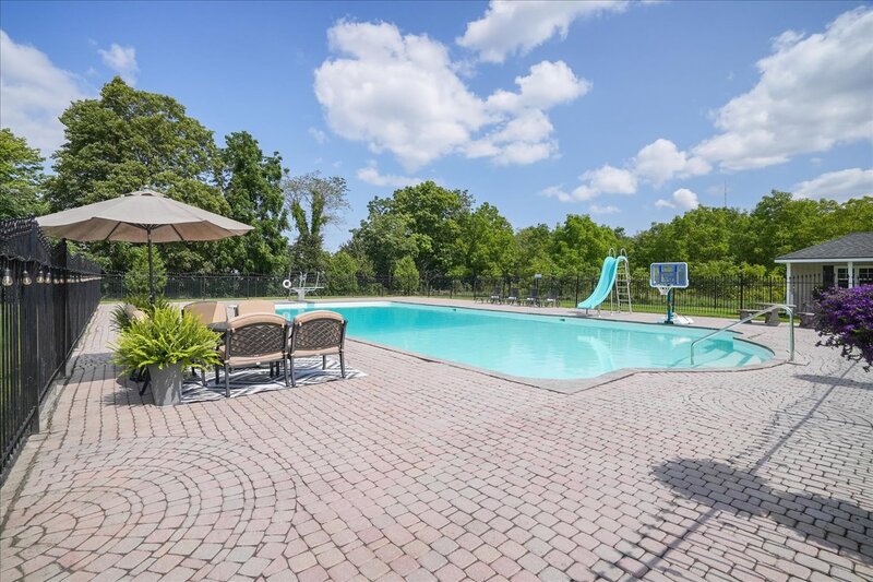 BEAUTIFUL RENOVATED HOME WITH A STUNNING BACKYARD!