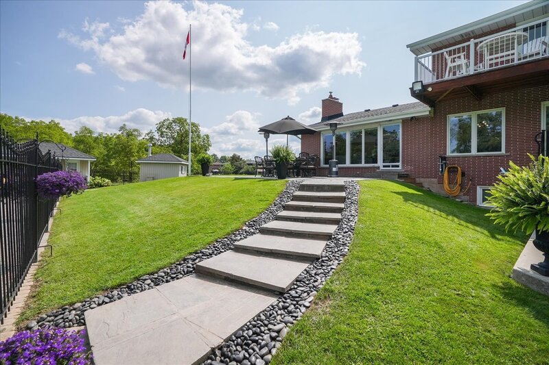 BEAUTIFUL RENOVATED HOME WITH A STUNNING BACKYARD!