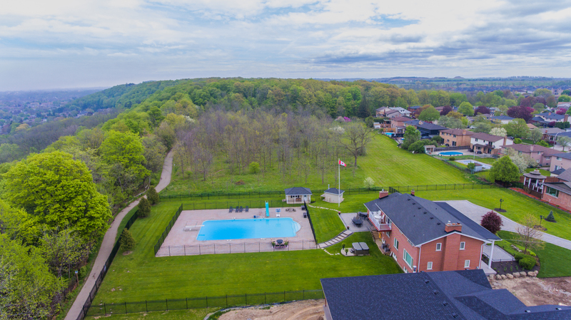 BEAUTIFUL RENOVATED HOME WITH A STUNNING BACKYARD!