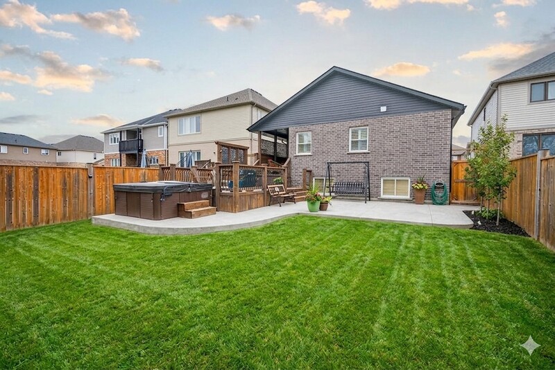 AMAZING FINISHES IN THIS WELLAND BUNGALOW!