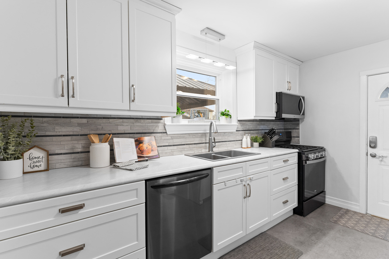 FAMILY HOME IN WELLAND WITH LARGE GARAGE!