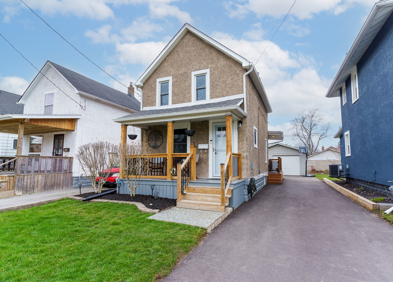 FAMILY HOME IN WELLAND WITH LARGE GARAGE!