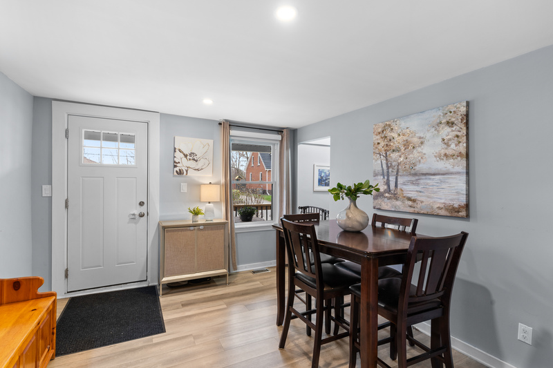 FAMILY HOME IN WELLAND WITH LARGE GARAGE!