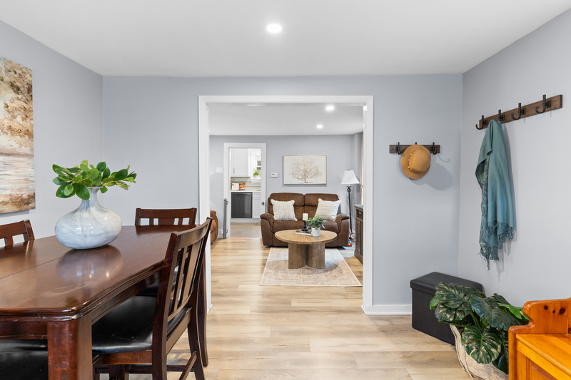 FAMILY HOME IN WELLAND WITH LARGE GARAGE!