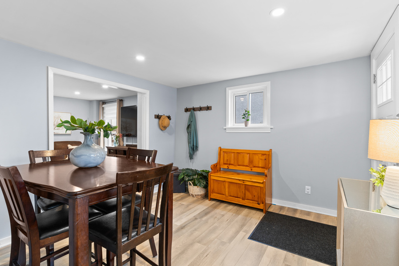 FAMILY HOME IN WELLAND WITH LARGE GARAGE!