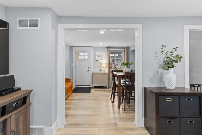 FAMILY HOME IN WELLAND WITH LARGE GARAGE!