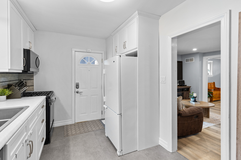 FAMILY HOME IN WELLAND WITH LARGE GARAGE!