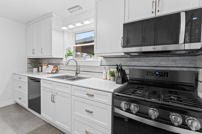 FAMILY HOME IN WELLAND WITH LARGE GARAGE!