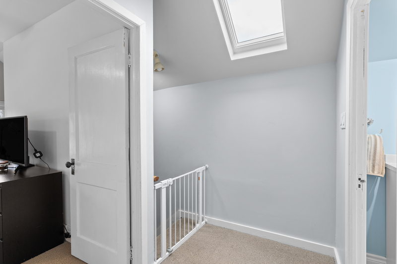 FAMILY HOME IN WELLAND WITH LARGE GARAGE!