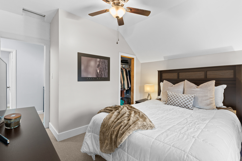 FAMILY HOME IN WELLAND WITH LARGE GARAGE!