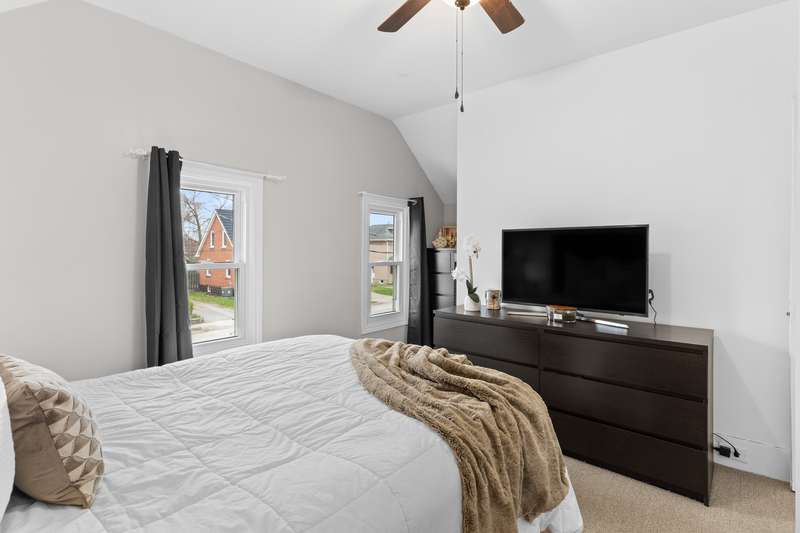 FAMILY HOME IN WELLAND WITH LARGE GARAGE!