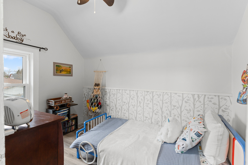 FAMILY HOME IN WELLAND WITH LARGE GARAGE!