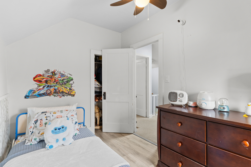 FAMILY HOME IN WELLAND WITH LARGE GARAGE!