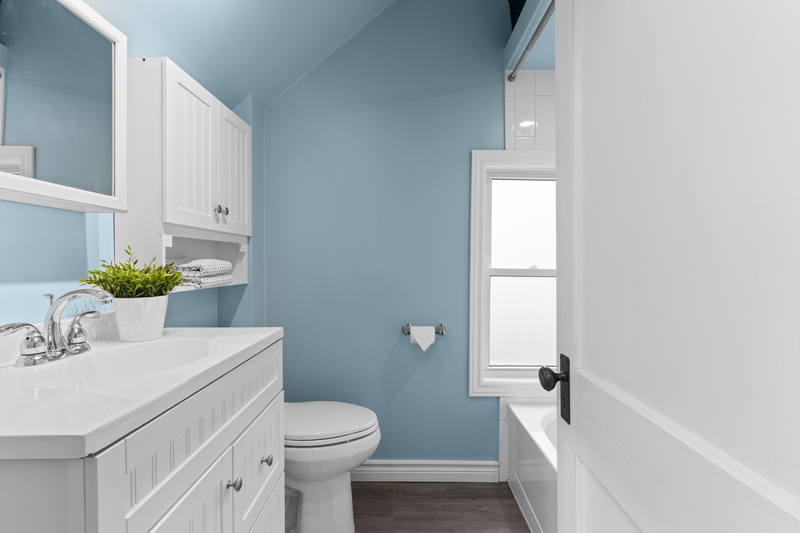 FAMILY HOME IN WELLAND WITH LARGE GARAGE!