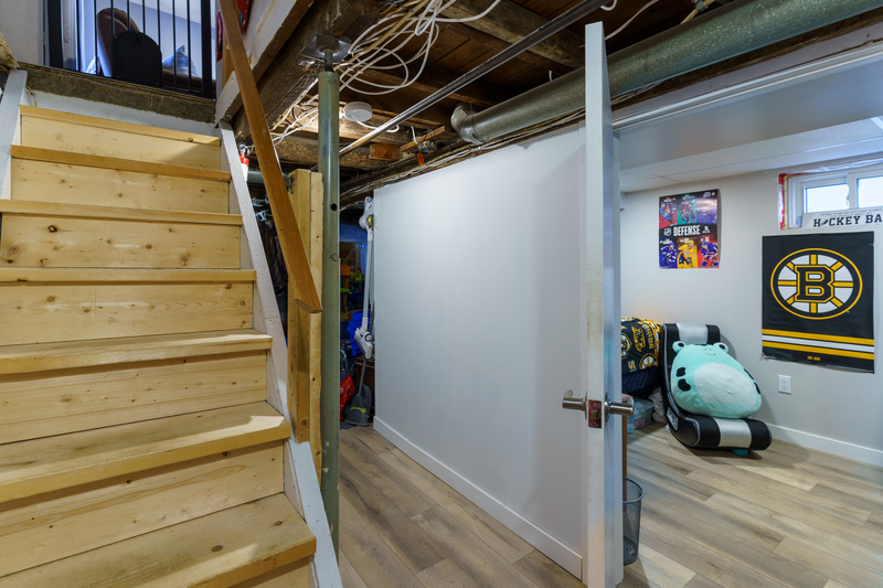 FAMILY HOME IN WELLAND WITH LARGE GARAGE!