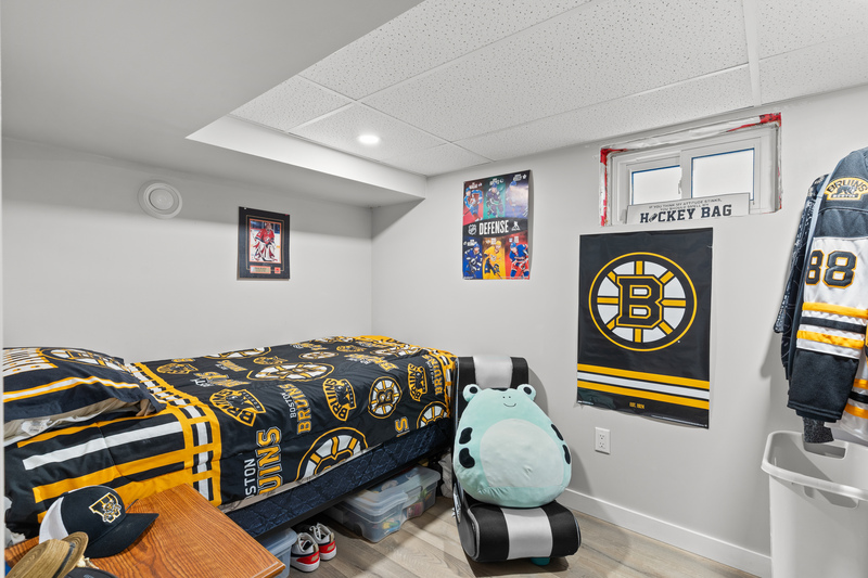 FAMILY HOME IN WELLAND WITH LARGE GARAGE!