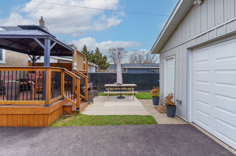 FAMILY HOME IN WELLAND WITH LARGE GARAGE!