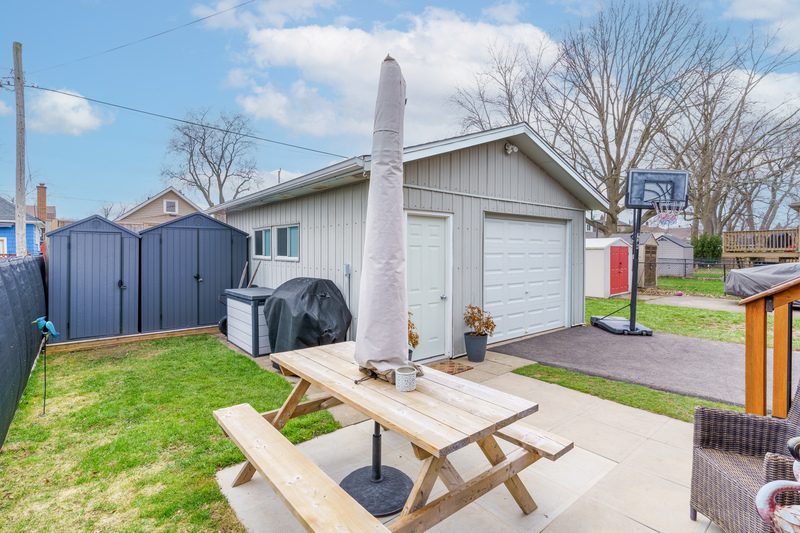 FAMILY HOME IN WELLAND WITH LARGE GARAGE!