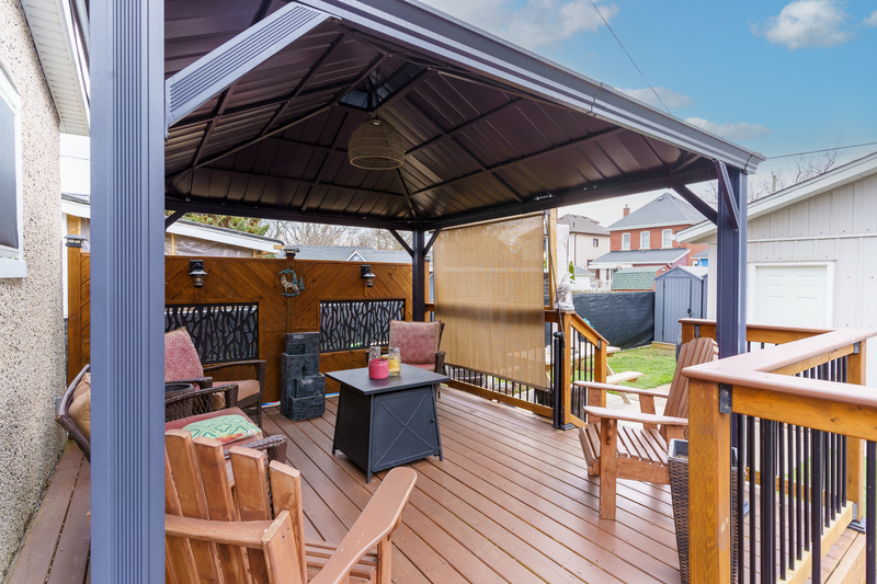 FAMILY HOME IN WELLAND WITH LARGE GARAGE!