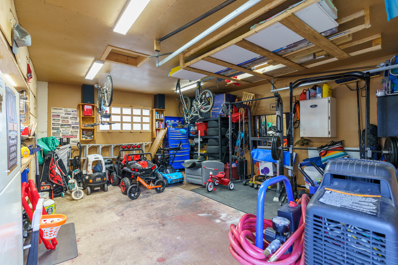 FAMILY HOME IN WELLAND WITH LARGE GARAGE!